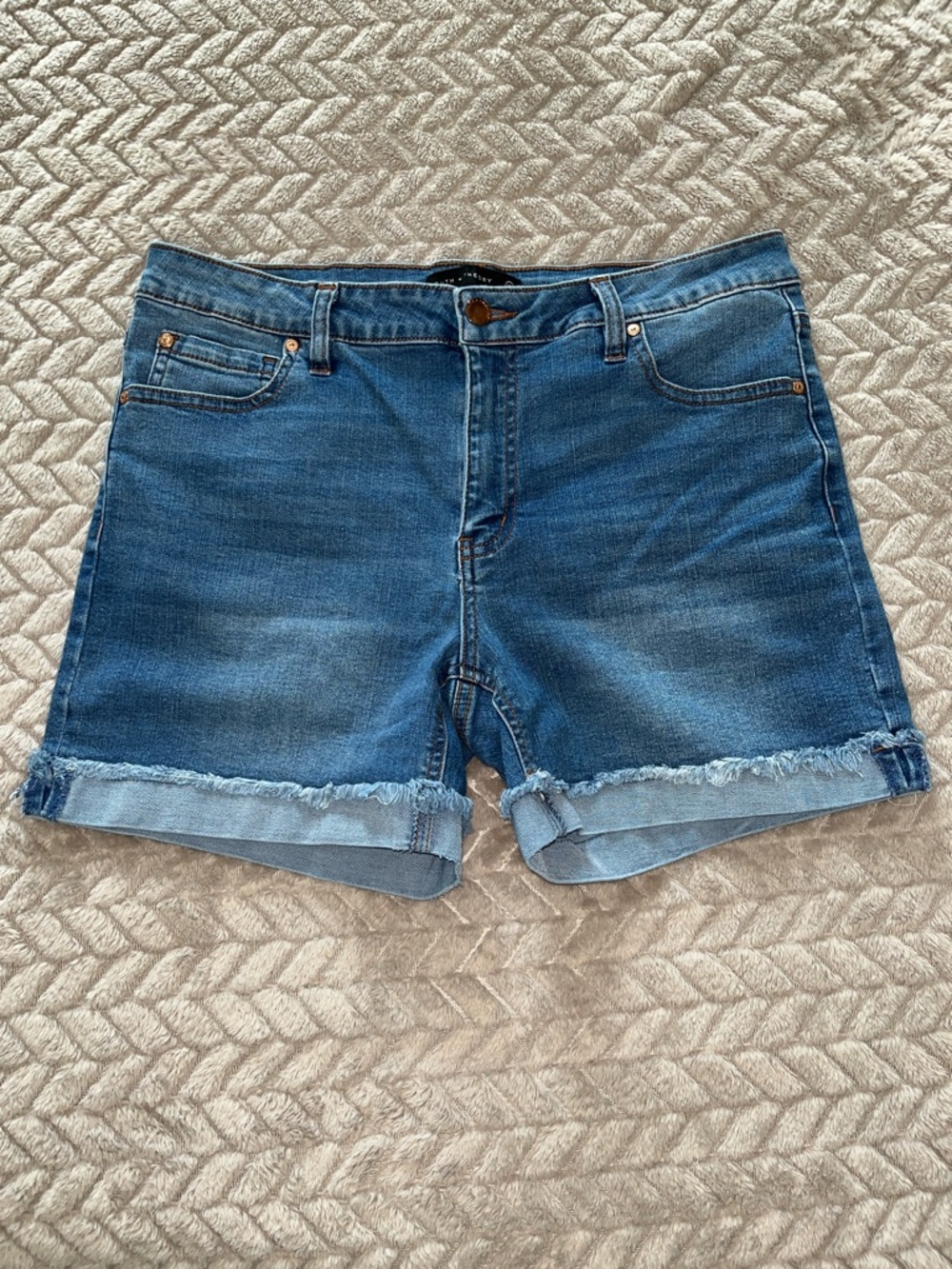 Classic Mid-Wash Denim Roll Cuff Women’s Shorts